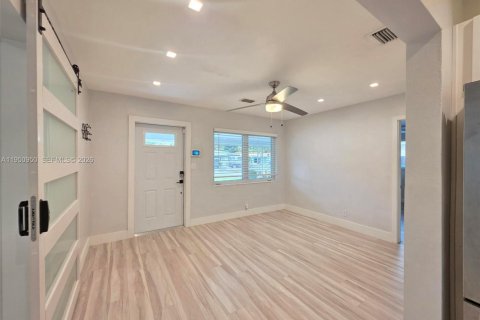 Villa ou maison à louer à Oakland Park, Floride: 3 chambres, 91.23 m2 № 2007073 - photo 3