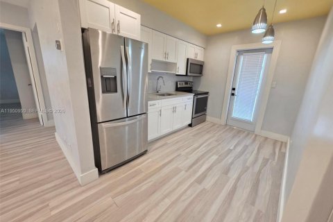 Villa ou maison à louer à Oakland Park, Floride: 3 chambres, 91.23 m2 № 2007073 - photo 2