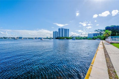 Condo in Aventura, Florida, 1 bedroom  № 1953894 - photo 2