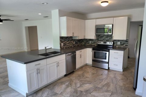 Villa ou maison à louer à Miami, Floride: 3 chambres, 152.73 m2 № 1932906 - photo 6