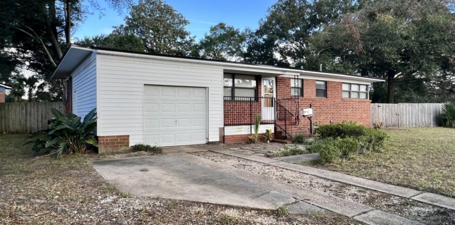 House in Jacksonville, Florida 3 bedrooms, 121.89 sq.m. № 855737