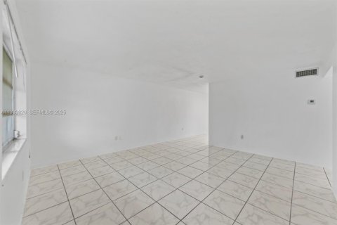 Снять в аренду виллу или дом в Майами, Флорида 2 спальни, 162.11м2, № 1992530 - фото 6