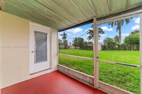 Снять в аренду виллу или дом в Майами, Флорида 2 спальни, 162.11м2, № 1992530 - фото 10