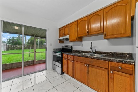 Снять в аренду виллу или дом в Майами, Флорида 2 спальни, 162.11м2, № 1992530 - фото 9