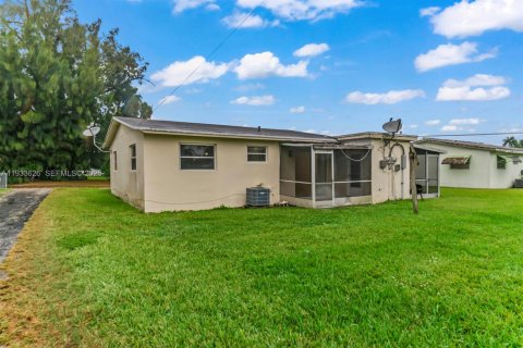 Снять в аренду виллу или дом в Майами, Флорида 2 спальни, 162.11м2, № 1992530 - фото 2