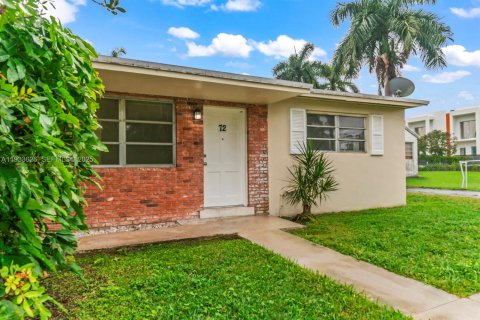 Снять в аренду виллу или дом в Майами, Флорида 2 спальни, 162.11м2, № 1992530 - фото 1