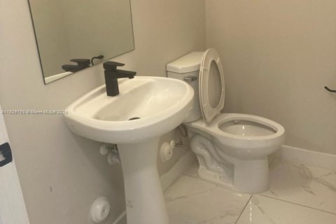 Touwnhouse à louer à Homestead, Floride: 3 chambres, 129.88 m2 № 1934388 - photo 8