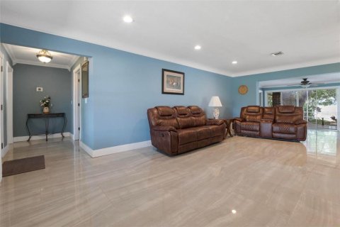 House in Winter Haven, Florida 5 bedrooms, 300.54 sq.m. № 1681189 - photo 10