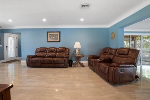House in Winter Haven, Florida 5 bedrooms, 300.54 sq.m. № 1681189 - photo 9