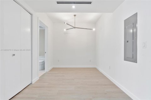 Condo in Bay Harbor Islands, Florida, 2 bedrooms  № 1942156 - photo 15