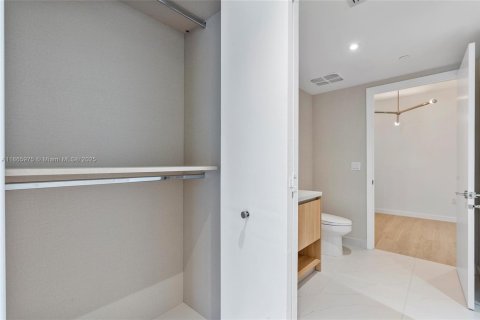 Condo in Bay Harbor Islands, Florida, 2 bedrooms  № 1942156 - photo 27