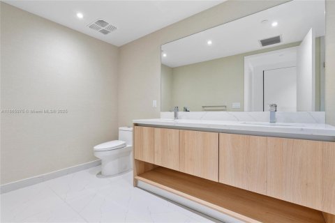 Condo in Bay Harbor Islands, Florida, 2 bedrooms  № 1942156 - photo 23