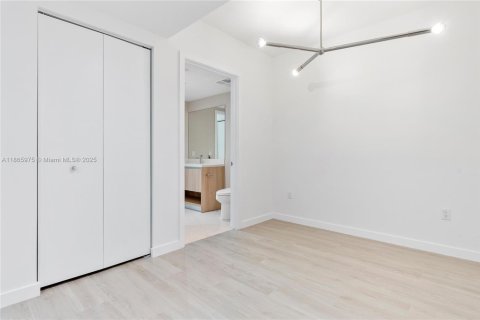 Condo in Bay Harbor Islands, Florida, 2 bedrooms  № 1942156 - photo 14