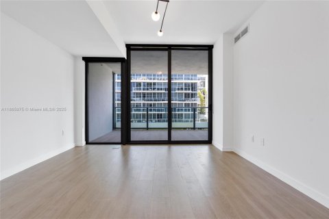 Condo in Bay Harbor Islands, Florida, 2 bedrooms  № 1942156 - photo 17