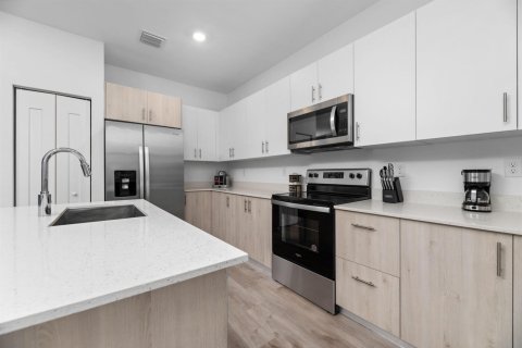Townhouse in Pompano Beach, Florida 4 bedrooms, 159.98 sq.m. № 2400500 - photo 6