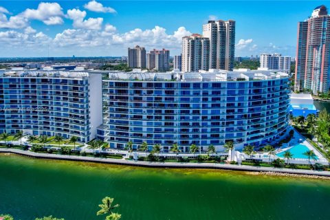 Condo in Aventura, Florida, 4 bedrooms  № 1234491 - photo 13