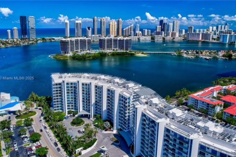 Condo in Aventura, Florida, 4 bedrooms  № 1234491 - photo 25