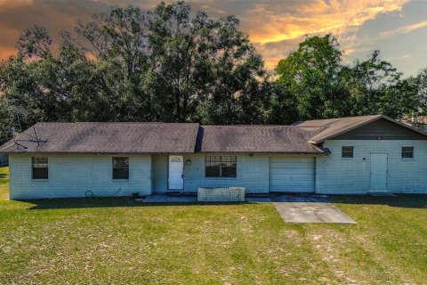 House in Dade City, Florida 3 bedrooms, 297.66 sq.m. № 2127929