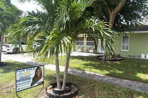Villa ou maison à vendre à Lantana, Floride: 3 chambres, 88.81 m2 № 2357294 - photo 2