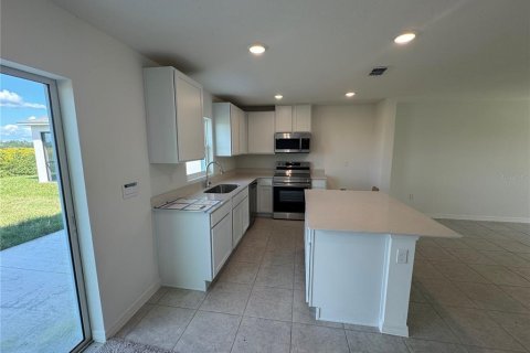 House in Poinciana, Florida 4 bedrooms, 152.64 sq.m. № 2416794 - photo 2