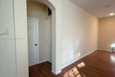 Touwnhouse à louer à Homestead, Floride: 3 chambres, 140.1 m2 № 1991432 - photo 8