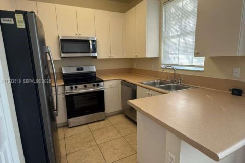 Touwnhouse à louer à Homestead, Floride: 3 chambres, 140.1 m2 № 1991432 - photo 13