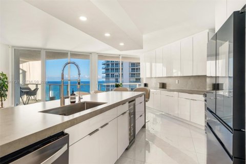 Copropriété à louer à Sunny Isles Beach, Floride: 2 chambres, 163.51 m2 № 1998950 - photo 2