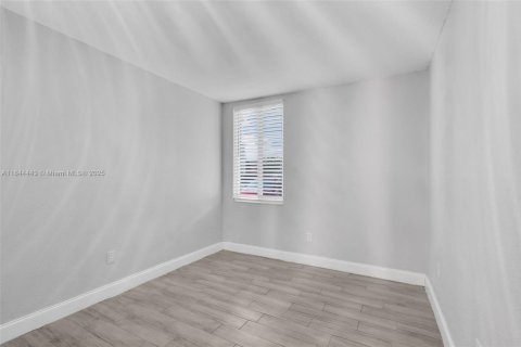 Condominio en venta en Hialeah, Florida, 2 dormitorios, 71.07 m2 № 1839471 - foto 11
