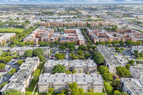 Condominio en venta en Hialeah, Florida, 2 dormitorios, 71.07 m2 № 1839471 - foto 25