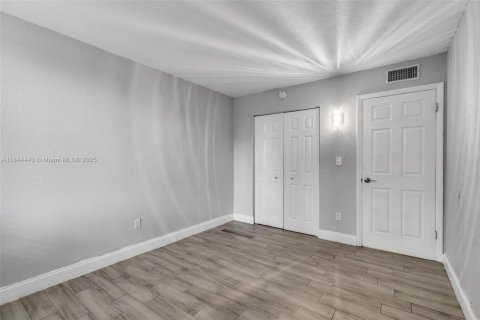 Condominio en venta en Hialeah, Florida, 2 dormitorios, 71.07 m2 № 1839471 - foto 14