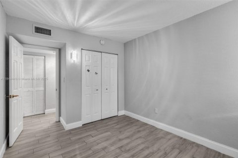 Condominio en venta en Hialeah, Florida, 2 dormitorios, 71.07 m2 № 1839471 - foto 12