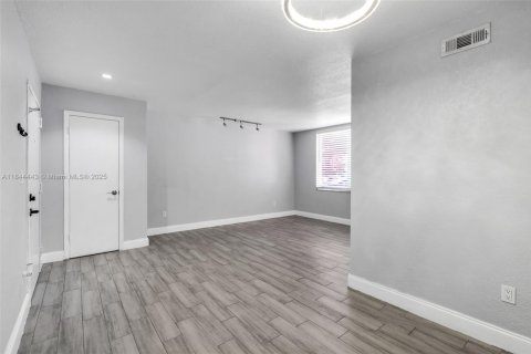 Condominio en venta en Hialeah, Florida, 2 dormitorios, 71.07 m2 № 1839471 - foto 7