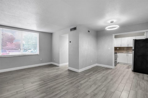 Condominio en venta en Hialeah, Florida, 2 dormitorios, 71.07 m2 № 1839471 - foto 4