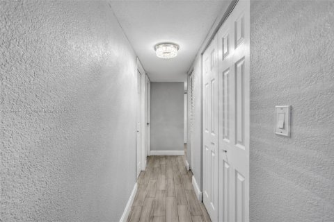 Condominio en venta en Hialeah, Florida, 2 dormitorios, 71.07 m2 № 1839471 - foto 17