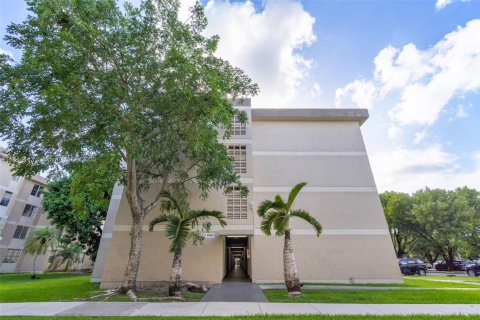 Condominio en venta en Hialeah, Florida, 2 dormitorios, 71.07 m2 № 1839471 - foto 2