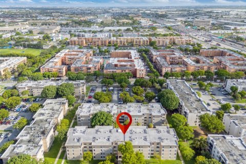 Condominio en venta en Hialeah, Florida, 2 dormitorios, 71.07 m2 № 1839471 - foto 24