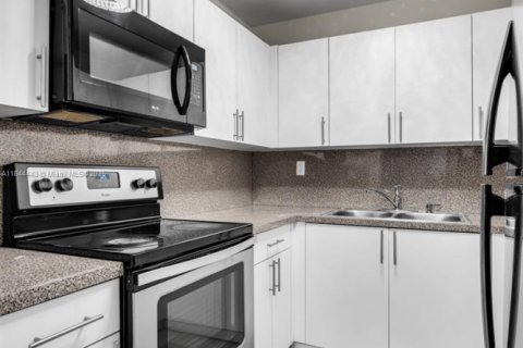 Condominio en venta en Hialeah, Florida, 2 dormitorios, 71.07 m2 № 1839471 - foto 10