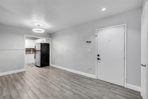 Condominio en venta en Hialeah, Florida, 2 dormitorios, 71.07 m2 № 1839471 - foto 6