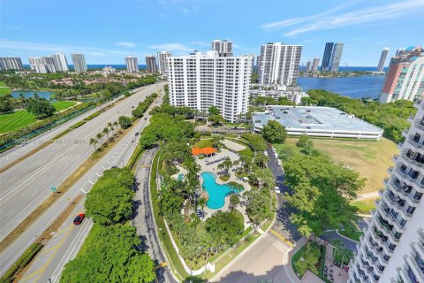 Condo in Aventura, Florida, 2 bedrooms  № 1667682 - photo 25
