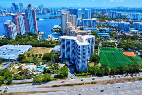 Condo in Aventura, Florida, 2 bedrooms  № 1667682 - photo 9
