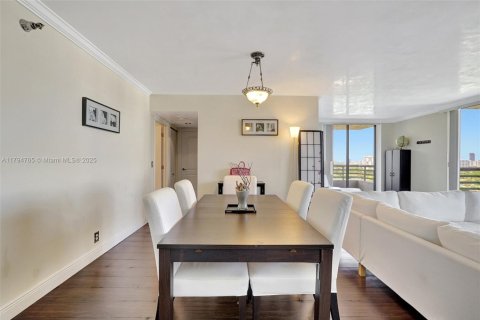 Condo in Aventura, Florida, 2 bedrooms  № 1667682 - photo 17