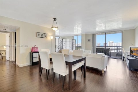 Condo in Aventura, Florida, 2 bedrooms  № 1667682 - photo 15