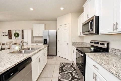 House in Palm Bay, Florida 4 bedrooms, 170.01 sq.m. № 2393937 - photo 8