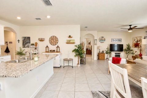 House in Palm Bay, Florida 4 bedrooms, 170.01 sq.m. № 2393937 - photo 10