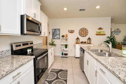 House in Palm Bay, Florida 4 bedrooms, 170.01 sq.m. № 2393937 - photo 7