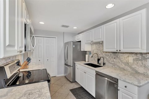 Condo in Port Charlotte, Florida, 2 bedrooms  № 1900487 - photo 16