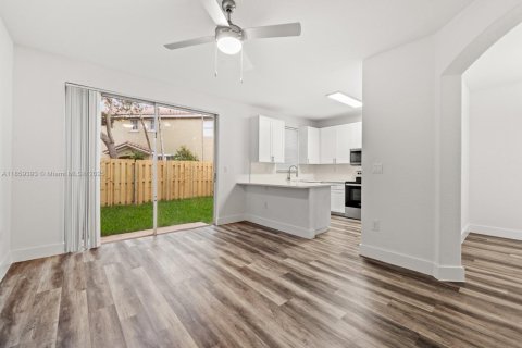 Townhouse in Homestead, Florida 4 bedrooms, 172.05 sq.m. № 1887945 - photo 13