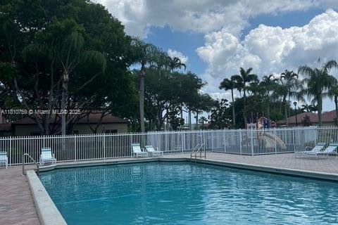 Townhouse in Weston, Florida 2 bedrooms, 156.17 sq.m. № 1753080 - photo 17