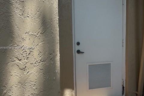 Townhouse in Weston, Florida 2 bedrooms, 156.17 sq.m. № 1753080 - photo 11