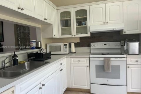 Townhouse in Weston, Florida 2 bedrooms, 156.17 sq.m. № 1753080 - photo 5
